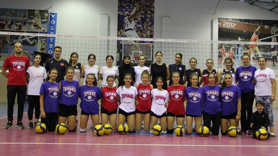 Genç voleybolcular Filenin Sultanları’nı örnek alıyor