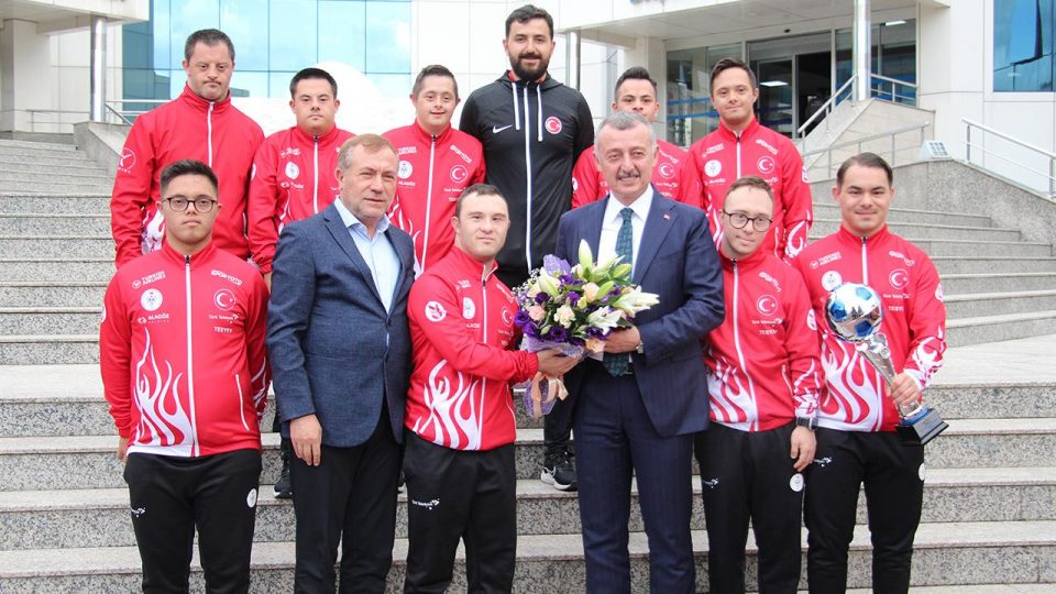 Down Sendromlu Özel Futsal Milli Takımı’na araç desteği