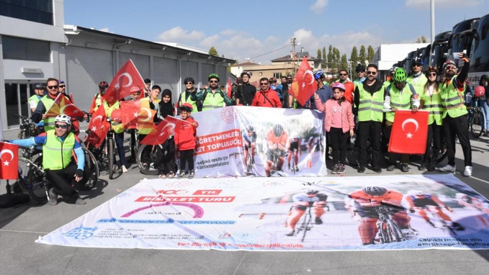 Van’da “100. Yıl Cumhuriyet Bisiklet Turu” etkinliği düzenlendi