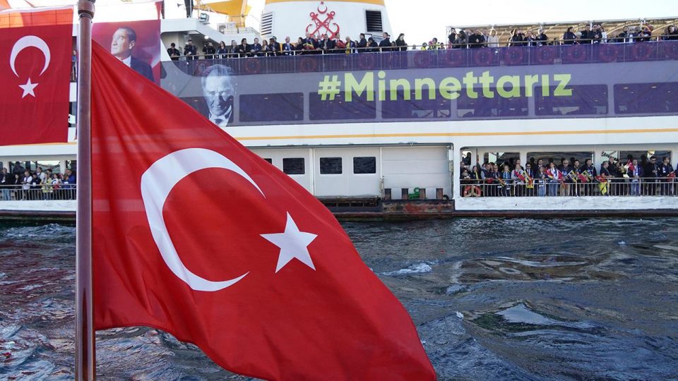 Fenerbahçe Atatürk’ü Dolmabahçe Sarayı açıklarında andı