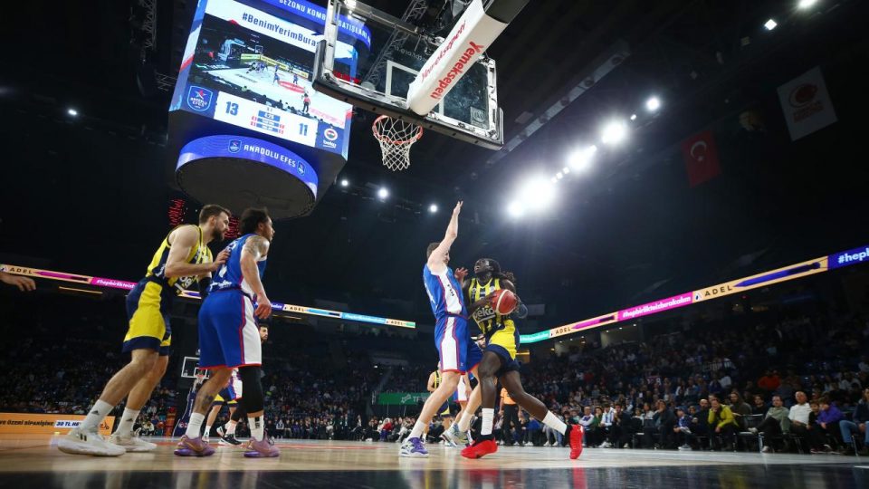 Anadolu Efes Fenerbahçe Beko’yu mağlup etti