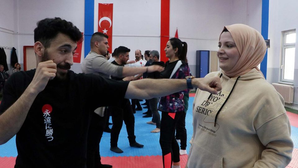 Gaziantep’te icra memurları kung fu öğreniyor